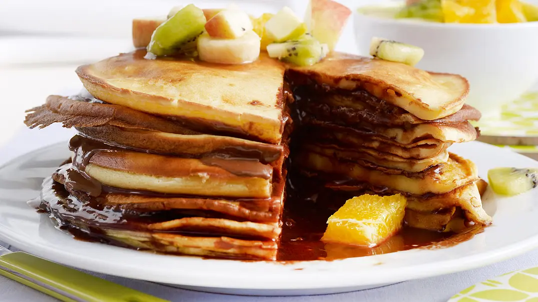 Pfannkuchen-Turm mit Obstsalat Rezept - Foto: LECKER @ Bauer Media Group Pfannkuchen-Turm mit Obstsalat Rezept - Foto: LECKER @ Bauer Media Group