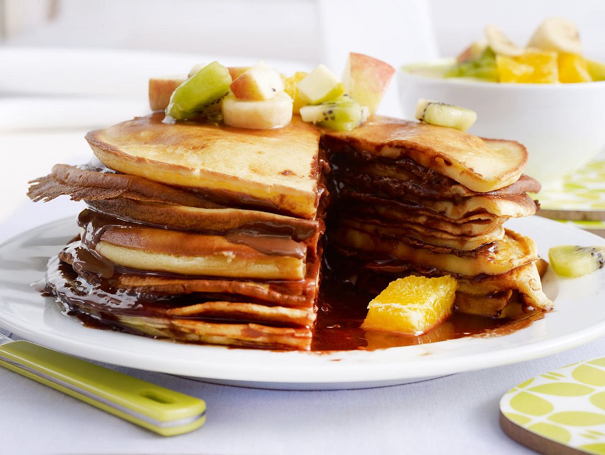 Pfannkuchen-Turm mit Obstsalat Rezept