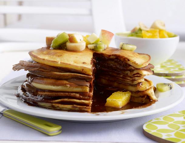 Pfannkuchen-Turm mit Obstsalat Rezept