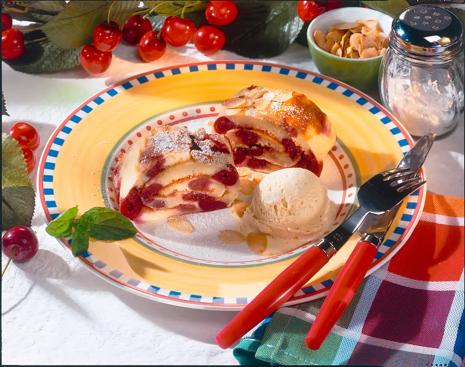 Pfannkuchen vom Blech mit Kirschen und Vanilleeis Rezept