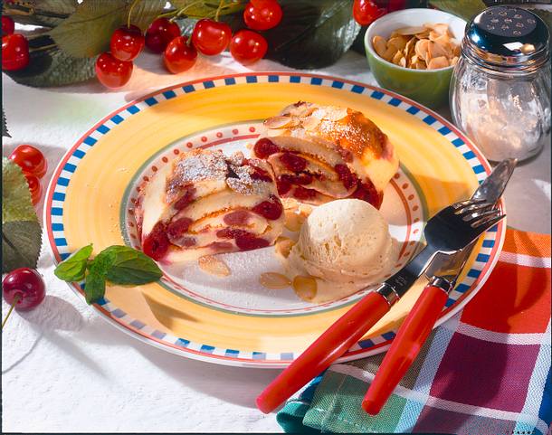 Pfannkuchen vom Blech mit Kirschen und Vanilleeis Rezept Pfannkuchen vom Blech mit Kirschen und Vanilleeis Rezept