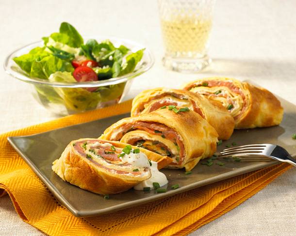 Pfannkuchen vom Blech mit Räucherlachs und Crème fraîche Rezept Pfannkuchen vom Blech mit Räucherlachs und Crème fraîche Rezept