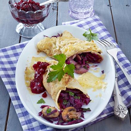 Pfannkuchenröllchen mit Rotkohl-Pilzfüllung Rezept Pfannkuchenröllchen mit Rotkohl-Pilzfüllung Rezept
