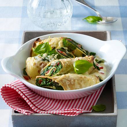 Pfannkuchenröllchen mit Spinat-Tomatenfüllung in Bechalmelsoße und mit Parmesan überbacken Rezept Pfannkuchenröllchen mit Spinat-Tomatenfüllung in Bechalmelsoße und mit Parmesan überbacken Rezept