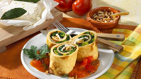 Pfannkuchenröllchen mit Schafskäse und Spinat Rezept - Foto: House of Food / Bauer Food Experts KG