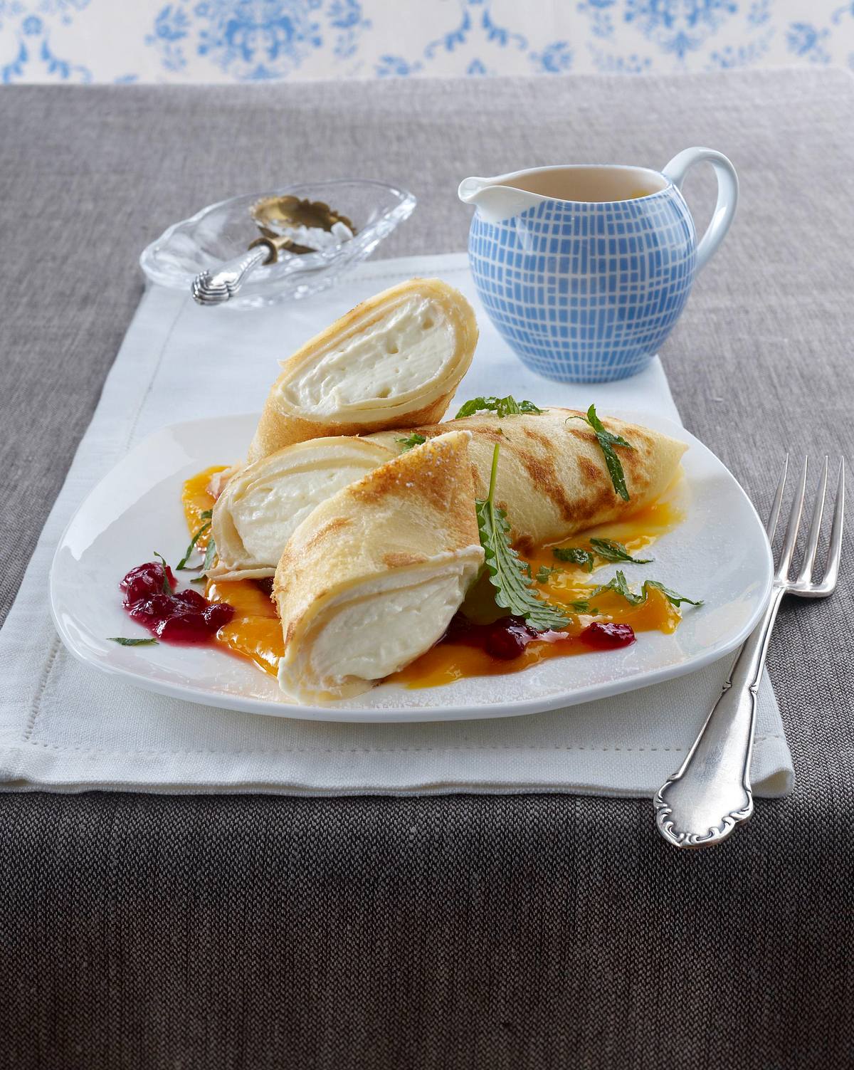 Pfannkuchenröllchen mit Vanillequark auf Mangopüree mit Preiselbeeren Rezept