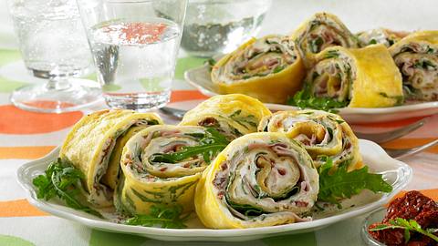 Pfannkuchenrolle vom Blech mit Rauke-Schinken-Füllung Rezept - Foto: Pretscher, Tillmann