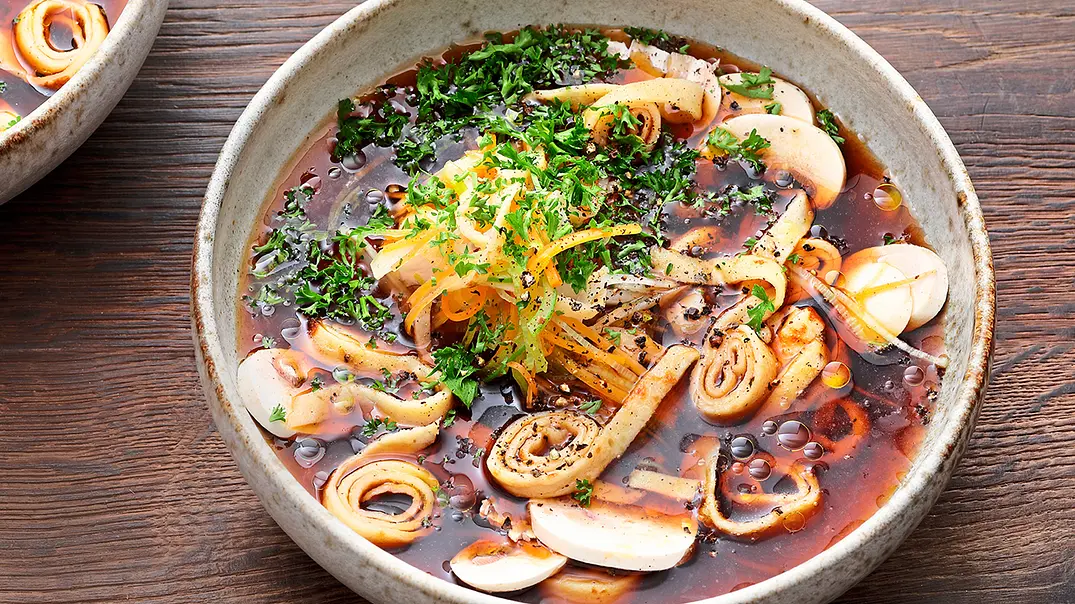 Pfannkuchensuppe mit Gemüse Rezept - Foto: StockFood / Gräfe & Unzer Verlag / Neubauer, Mathias Pfannkuchensuppe mit Gemüse Rezept - Foto: StockFood / Gräfe & Unzer Verlag / Neubauer, Mathias