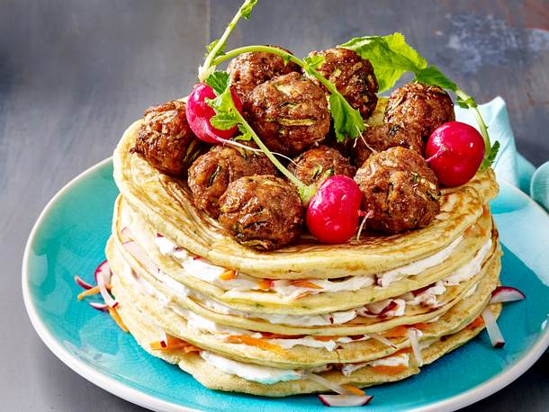 Pfannkuchenturm mit Hackbällchen-Krone Rezept