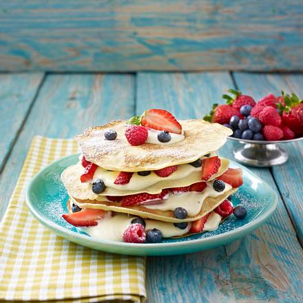 Pfannkuchenturm mit Quarkcreme und Beerenfrüchten Rezept Pfannkuchenturm mit Quarkcreme und Beerenfrüchten Rezept