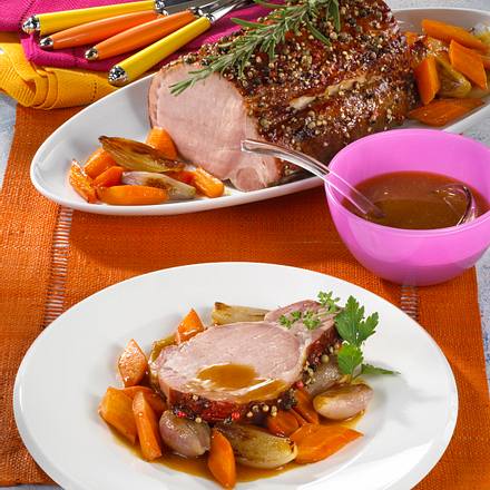 Pfeffer-Kasseler mit Möhren-Schalotten Gemüse Rezept Pfeffer-Kasseler mit Möhren-Schalotten Gemüse Rezept