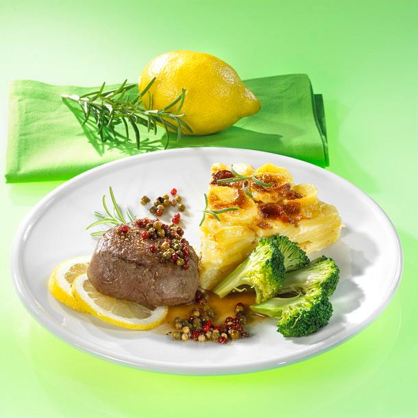 Pfeffer-Steak mit Broccoli und Kartoffelgratin (für 4 Personen) Rezept Pfeffer-Steak mit Broccoli und Kartoffelgratin (für 4 Personen) Rezept
