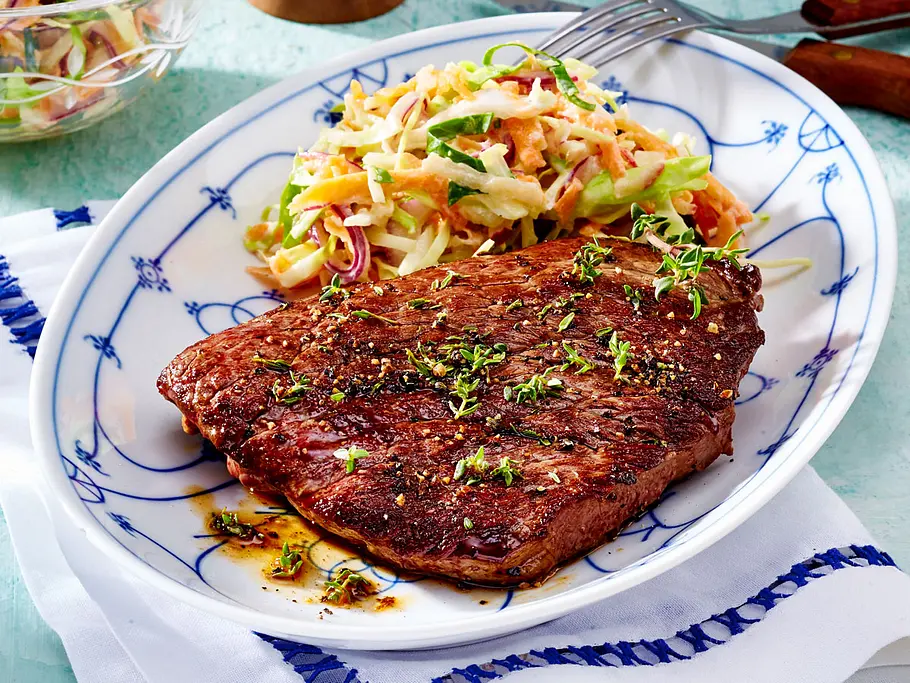 Pfeffer-Steaks mit Krautsalat Rezept Pfeffer-Steaks mit Krautsalat Rezept
