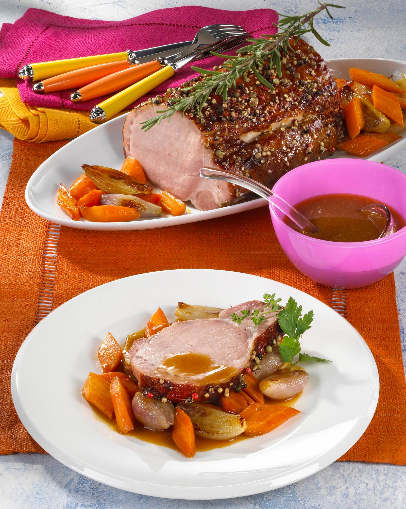 Pfefferbraten mit glasiertem Gemüse Rezept | LECKER