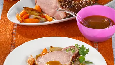 Pfefferbraten mit glasiertem Gemüse Rezept - Foto: LECKER @ Bauer Media Group