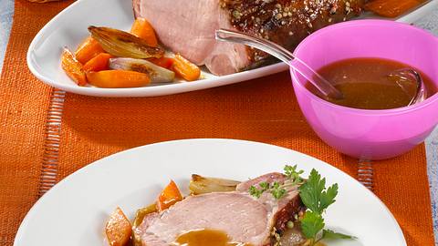Pfefferbraten mit glasiertem Gemüse Rezept - Foto: House of Food / Bauer Food Experts KG