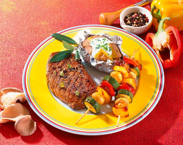 Pfefferhuftsteak mit Gemüsespießen Rezept
