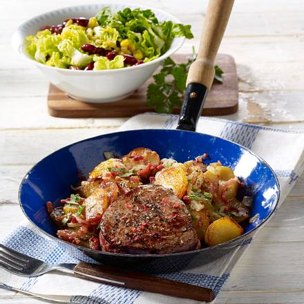 Pfeffersteak mit Bratkartoffeln und Salat Rezept Pfeffersteak mit Bratkartoffeln und Salat Rezept