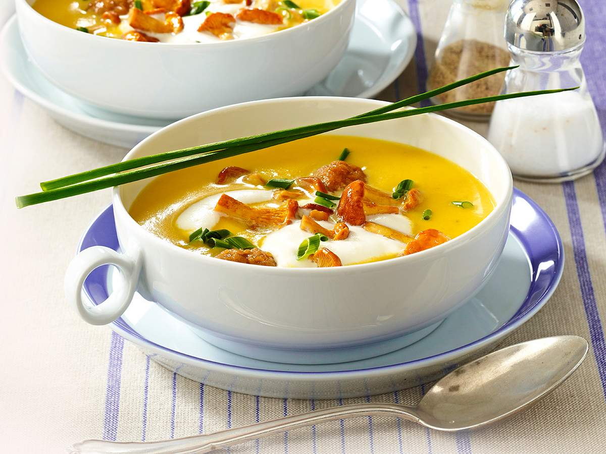 Pfifferling-Cremesuppe mit Bratklößchen Rezept