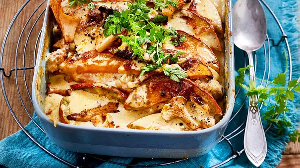 Pfifferling-Kürbis-Lasagne in einer Auflaufform - Foto: LECKER @ Bauer Media Group