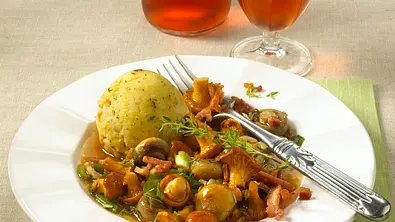 Pfifferling-Pfanne mit Knödeln Rezept - Foto: LECKER @ Bauer Media Group