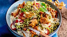 Pfifferlings-Rahm-Pfanne mit Basilikumspätzle in einer großen blauen Schale mit Besteck - Foto: LECKER @ Bauer Media Group