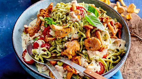 Pfifferlings-Rahm-Pfanne mit Basilikumspätzle in einer großen blauen Schale mit Besteck - Foto: LECKER @ Bauer Media Group