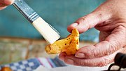 Pfifferlinge putzen: Schmutz mit einem Pinsel entfernen - Foto: House of Food / Bauer Food Experts KG