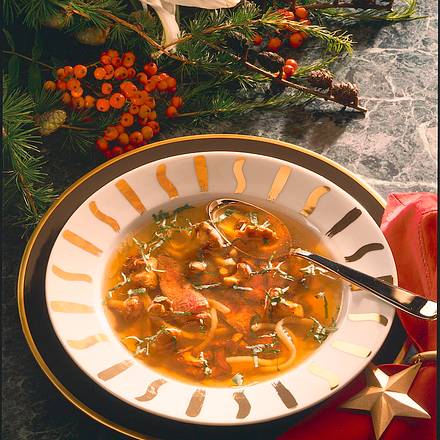 Pfifferlingsbrühe mit Rindfleisch Rezept Pfifferlingsbrühe mit Rindfleisch Rezept