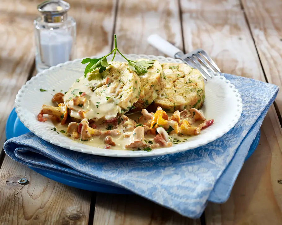 Pfifferlingsrahm (Eierschwammerlragout) mit Knödeln Rezept