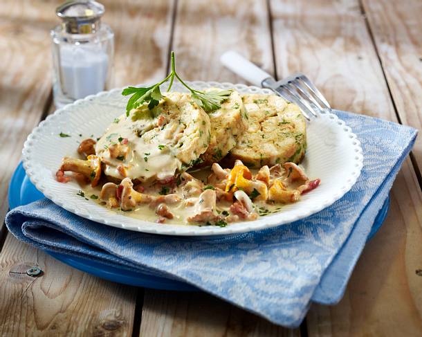 Pfifferlingsrahm (Eierschwammerlragout) mit Knödeln Rezept Pfifferlingsrahm (Eierschwammerlragout) mit Knödeln Rezept