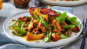Pfifferlingssalat mit Chorizo-Chips Rezept - Foto: House of Food / Bauer Food Experts KG