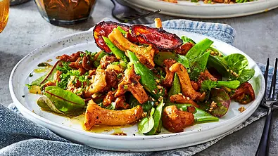 Pfifferlingssalat mit Chorizo-Chips Rezept - Foto: LECKER @ Bauer Media Group