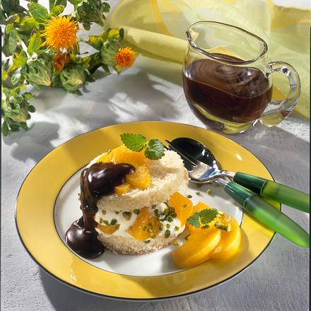 Pfirsich-Biskuittörtchen mit Schokoladensoße Rezept