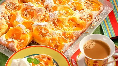 Pfirsich-Blechkuchen Rezept - Foto: LECKER @ Bauer Media Group
