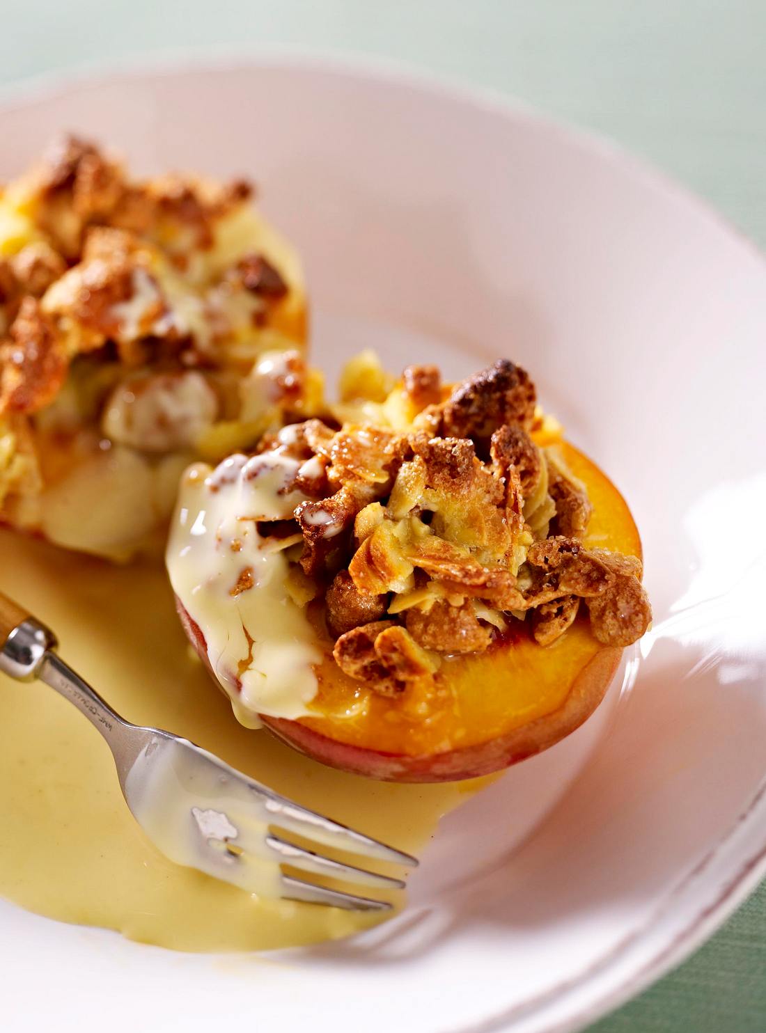 Pfirsich-Crumble mit Vanillesoße Rezept | LECKER