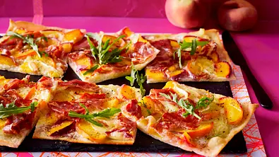Pfirsich-Flammkuchen Rezept - Foto: LECKER @ Bauer Media Group