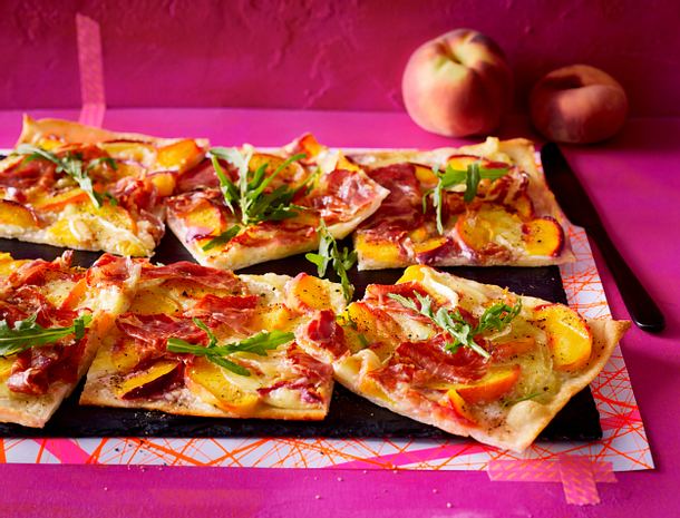 Pfirsich-Flammkuchen Rezept Pfirsich-Flammkuchen Rezept