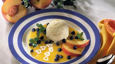Pfirsich-Joghurt-Parfait Rezept - Foto: LECKER @ Bauer Media Group