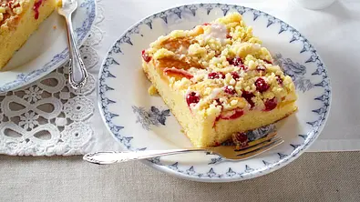 Pfirsich-Johannisbeer-Streusel Rezept - Foto: LECKER @ Bauer Media Group