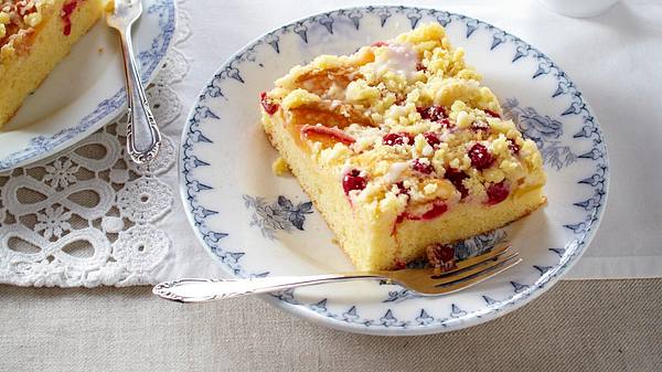 Pfirsich-Johannisbeer-Streusel Rezept - Foto: House of Food / Bauer Food Experts KG