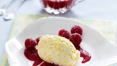 Pfirsich Melba (Pfirsichmousse auf Himbeermark) Rezept - Foto: LECKER @ Bauer Media Group