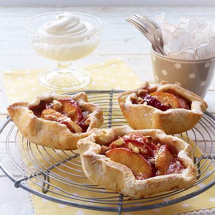 Pfirsich-Tarteletts mit Cashewkernen Rezept Pfirsich-Tarteletts mit Cashewkernen Rezept