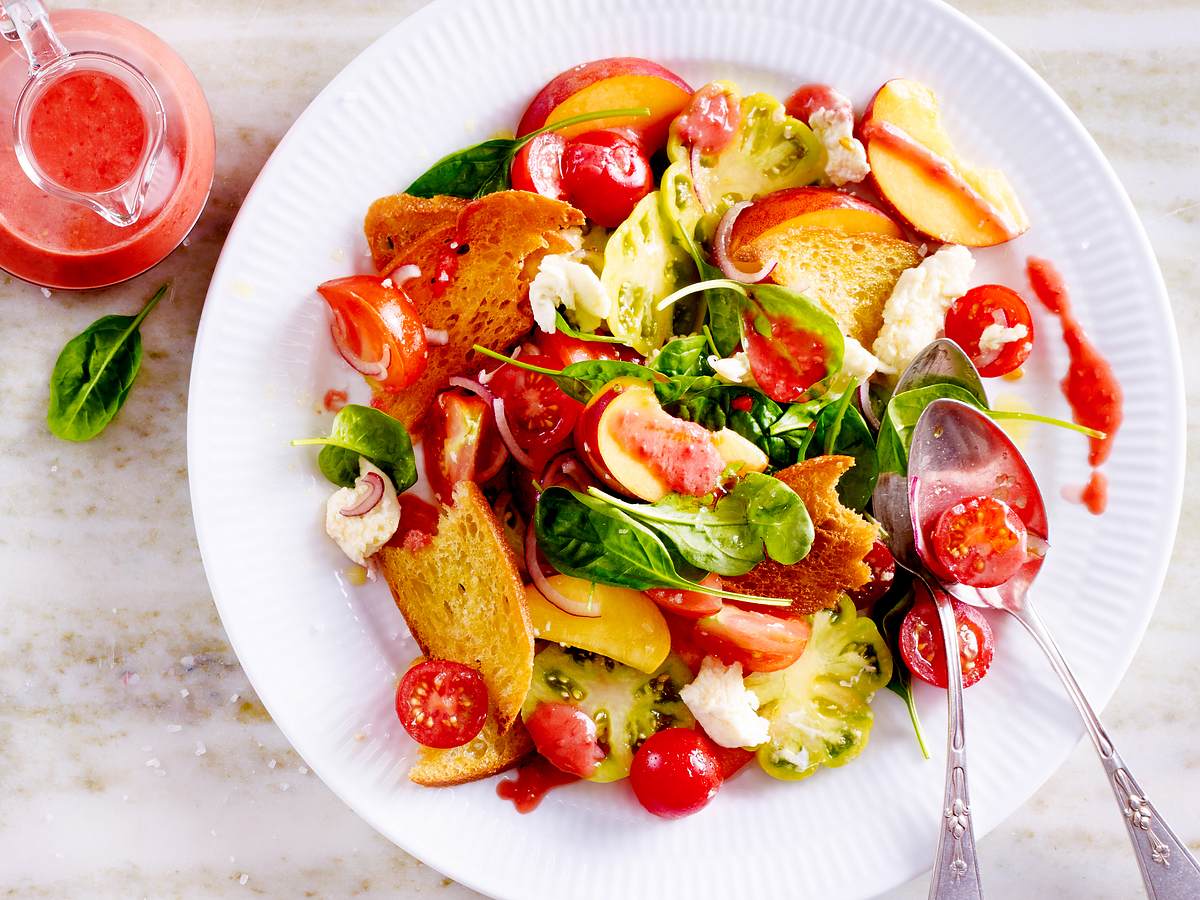 Pfirsich-Tomaten-Brotsalat mit Himbeer-Vinaigrette Rezept