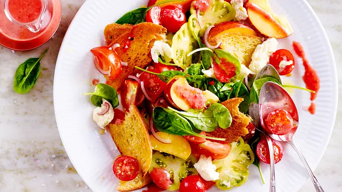 Pfirsich-Tomaten-Brotsalat mit Himbeer-Vinaigrette Rezept - Foto: LECKER @ Bauer Media Group Pfirsich-Tomaten-Brotsalat mit Himbeer-Vinaigrette Rezept - Foto: LECKER @ Bauer Media Group