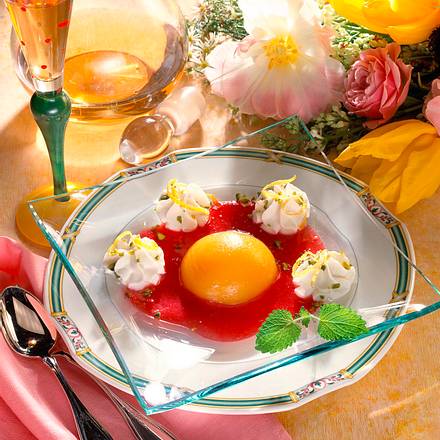 Pfirsichdessert mit Zitronenquark und Himbeerpüree Rezept Pfirsichdessert mit Zitronenquark und Himbeerpüree Rezept