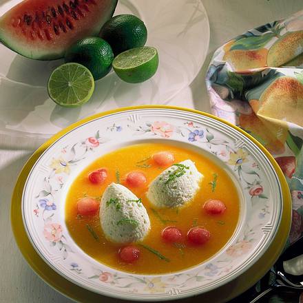Pfirsichkaltschale mit Frischkäseklößchen Rezept Pfirsichkaltschale mit Frischkäseklößchen Rezept