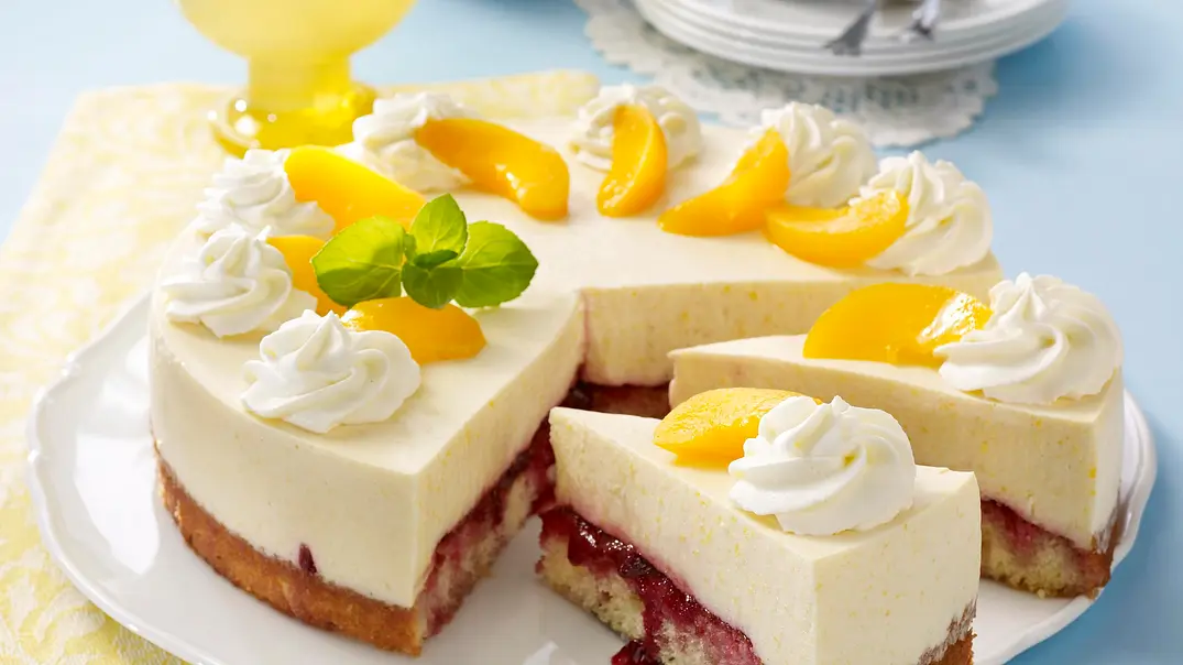 Pfirsichtorte mit Frischkäse-Joghurt-Creme Rezept - Foto: LECKER @ Bauer Media Group Pfirsichtorte mit Frischkäse-Joghurt-Creme Rezept - Foto: LECKER @ Bauer Media Group
