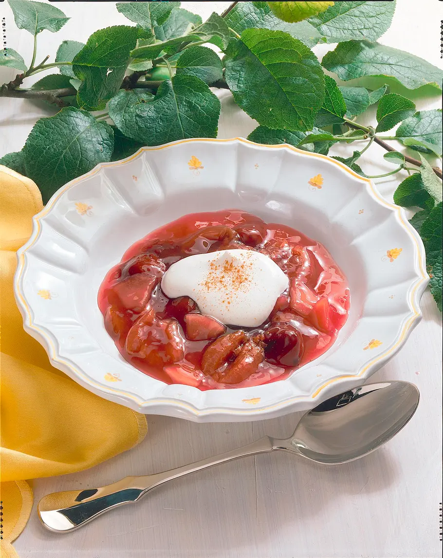 Pflaumen-Apfel-Grütze mit Zimtsahne Rezept