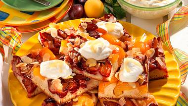 Pflaumen-Aprikosen-Hefekuchen vom Blech mit Eierlikör (mit frischen Aprikosen) Rezept - Foto: Först, Thomas